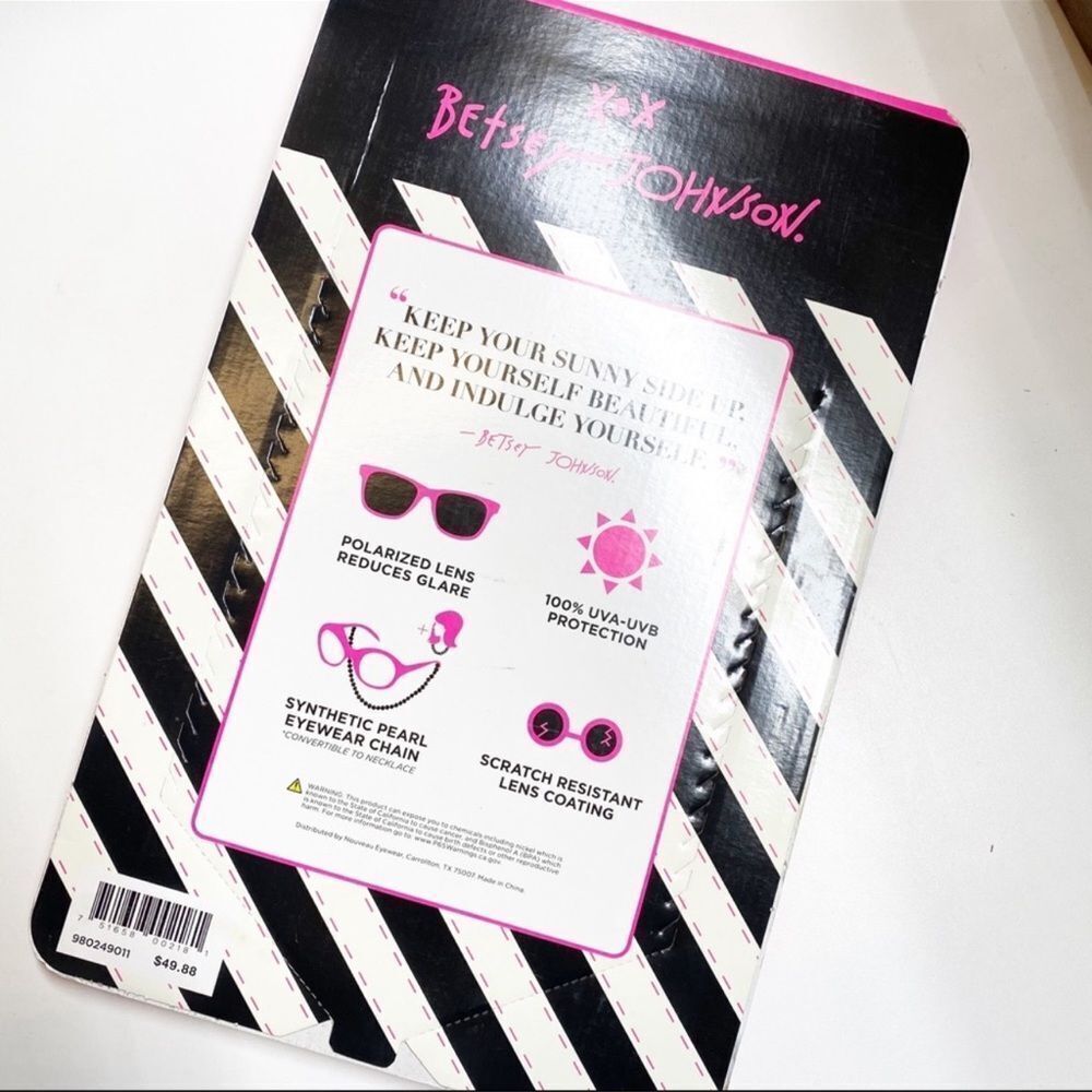 Betsey Johnson XOX Polarized Sunglasses and Accessories Set - Picture 11 of 16